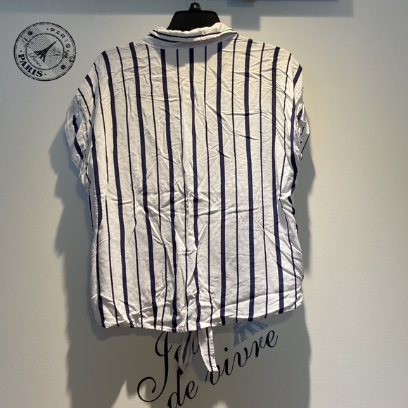 Buttoned shirt Brand K.I.T Color- white with blue stripes and pockets Size L - Picture 2 of 2
